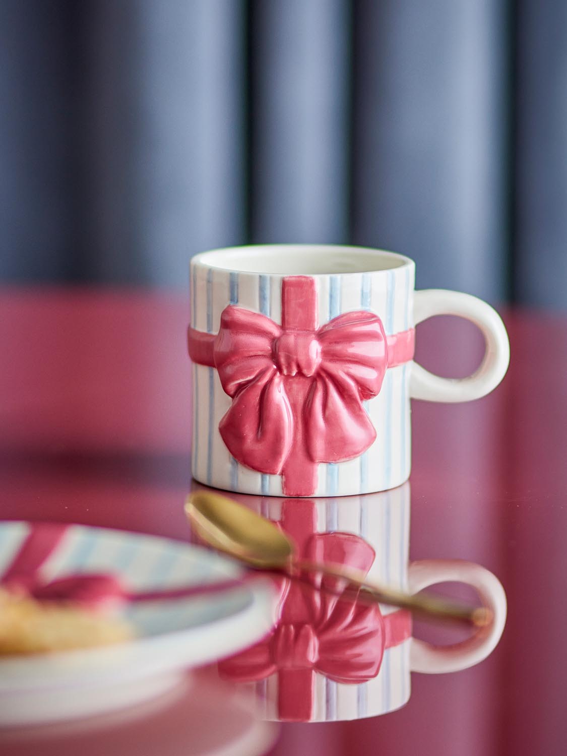 Bowie Becher, Blau, Steingut in Blue präsentiert im Onlineshop von KAQTU Design AG. Tasse ist von Bloomingville