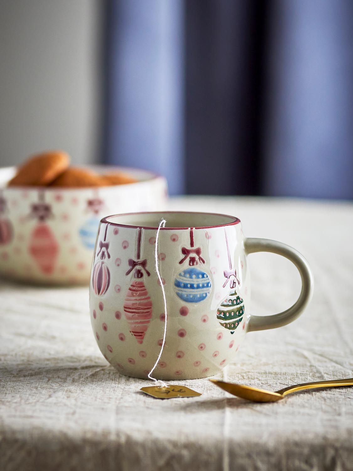 Ornamentia Becher, Rot, Steingut in Red präsentiert im Onlineshop von KAQTU Design AG. Tasse ist von Bloomingville