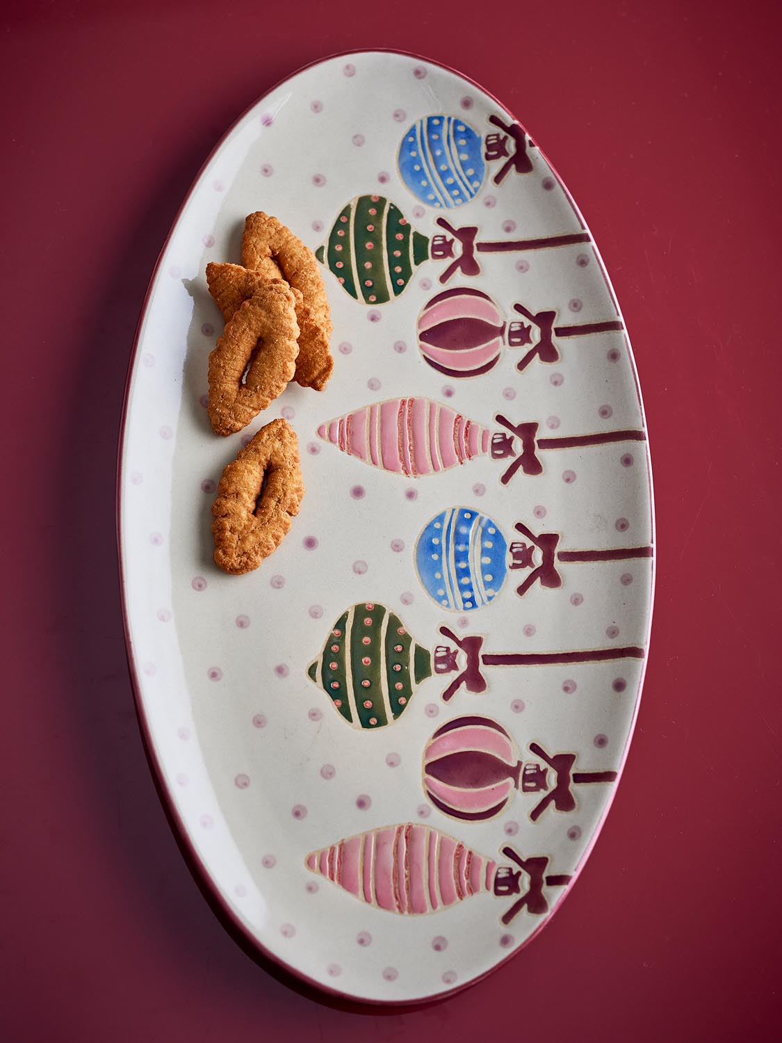 Ornamentia Servierplatte, Rot, Steingut in Red präsentiert im Onlineshop von KAQTU Design AG. Käsezubehör ist von Bloomingville