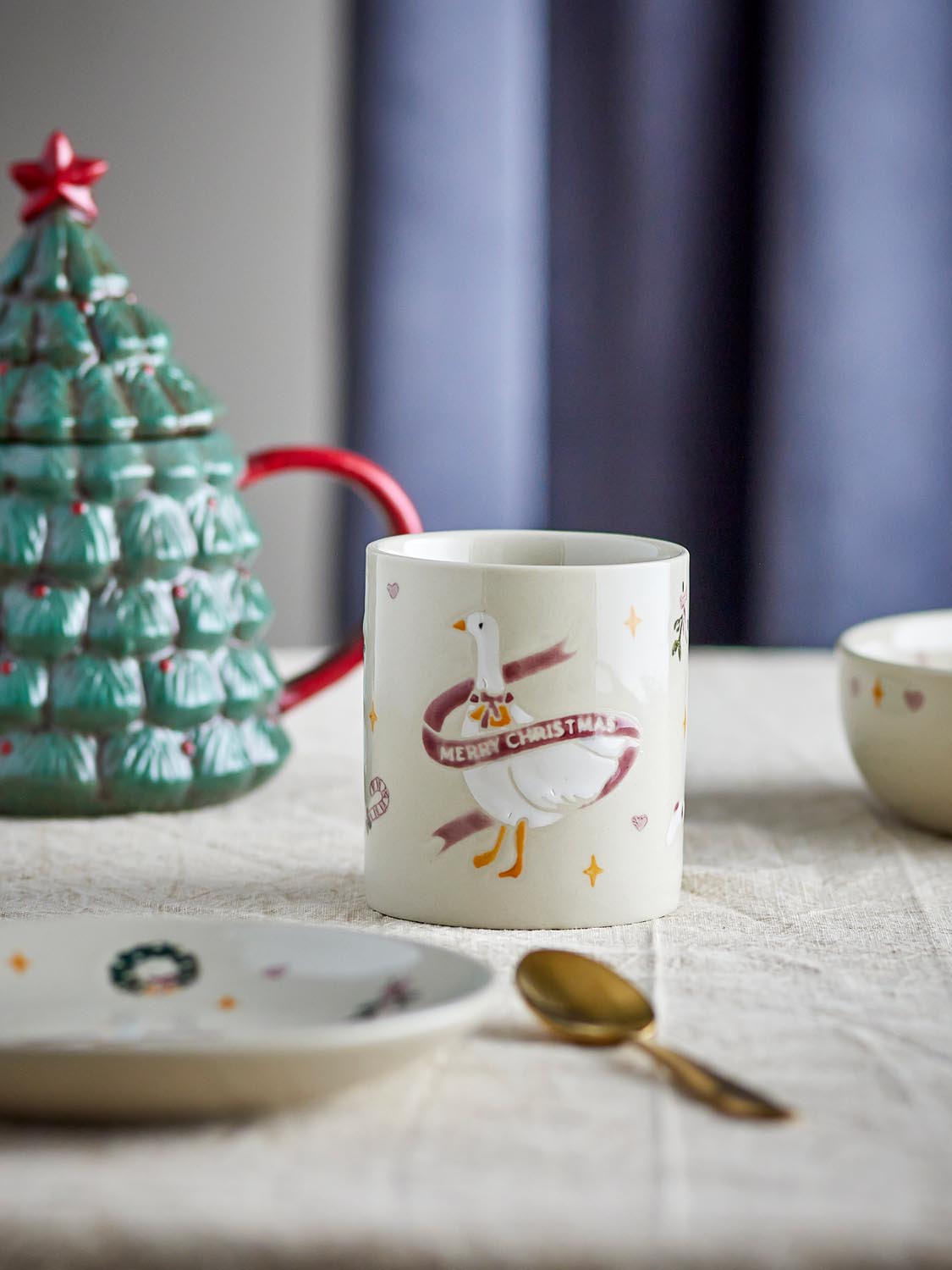 Mary Becher, Rot, Steingut in Red präsentiert im Onlineshop von KAQTU Design AG. Tasse ist von Bloomingville