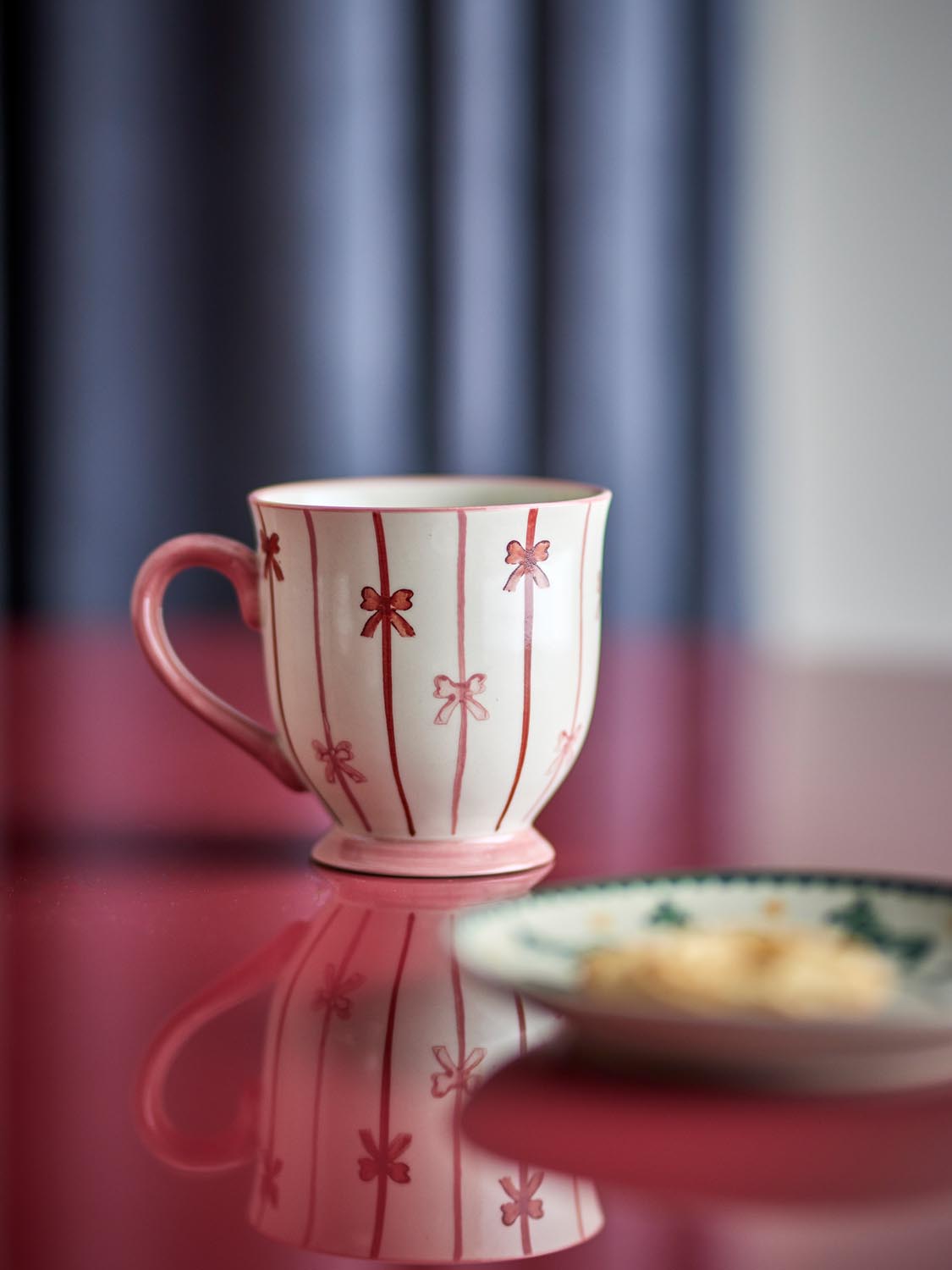 Hope Becher, Bunt, Steingut in Multi präsentiert im Onlineshop von KAQTU Design AG. Tasse ist von Bloomingville