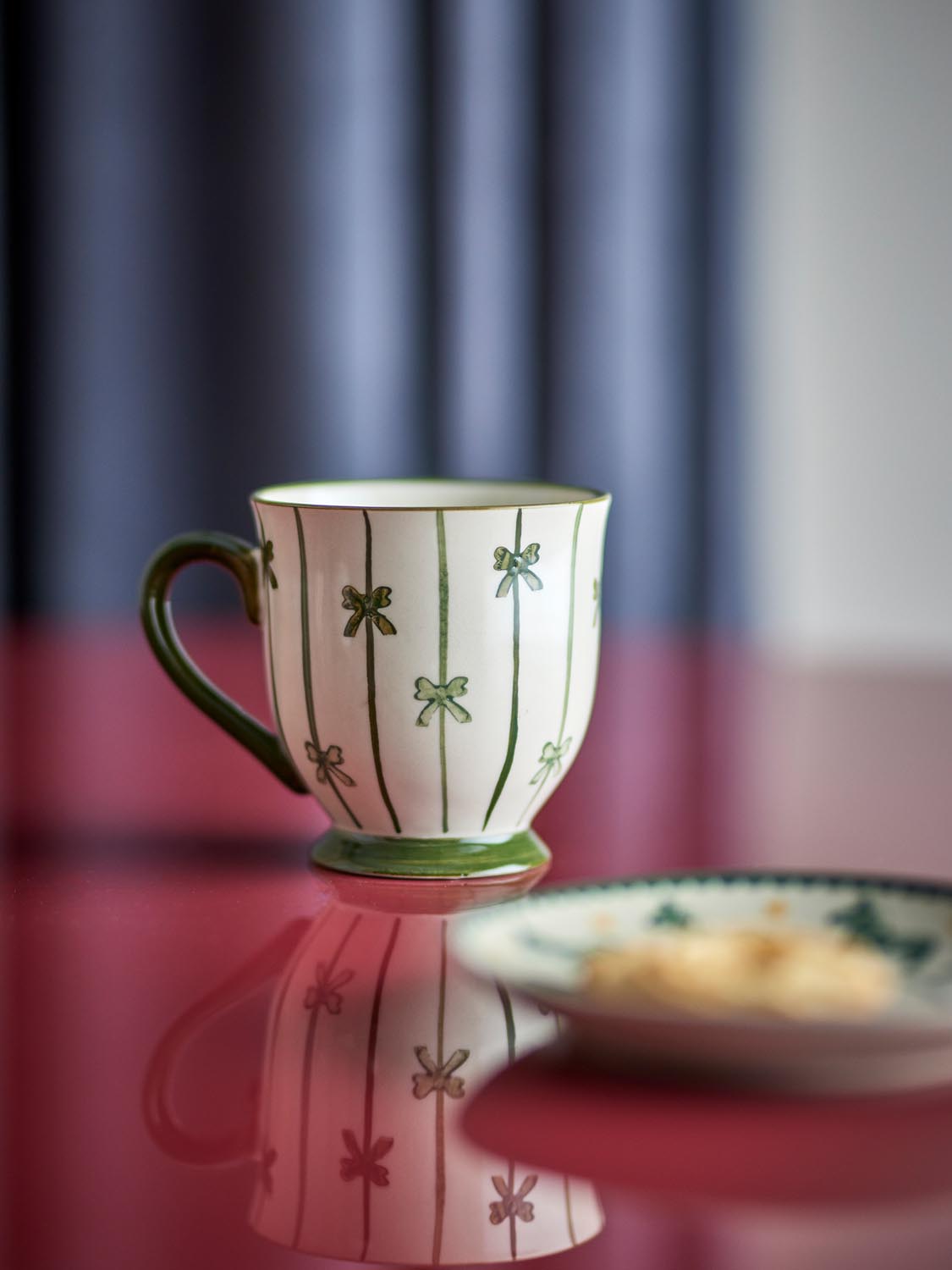 Hope Becher, Bunt, Steingut in Multi präsentiert im Onlineshop von KAQTU Design AG. Tasse ist von Bloomingville