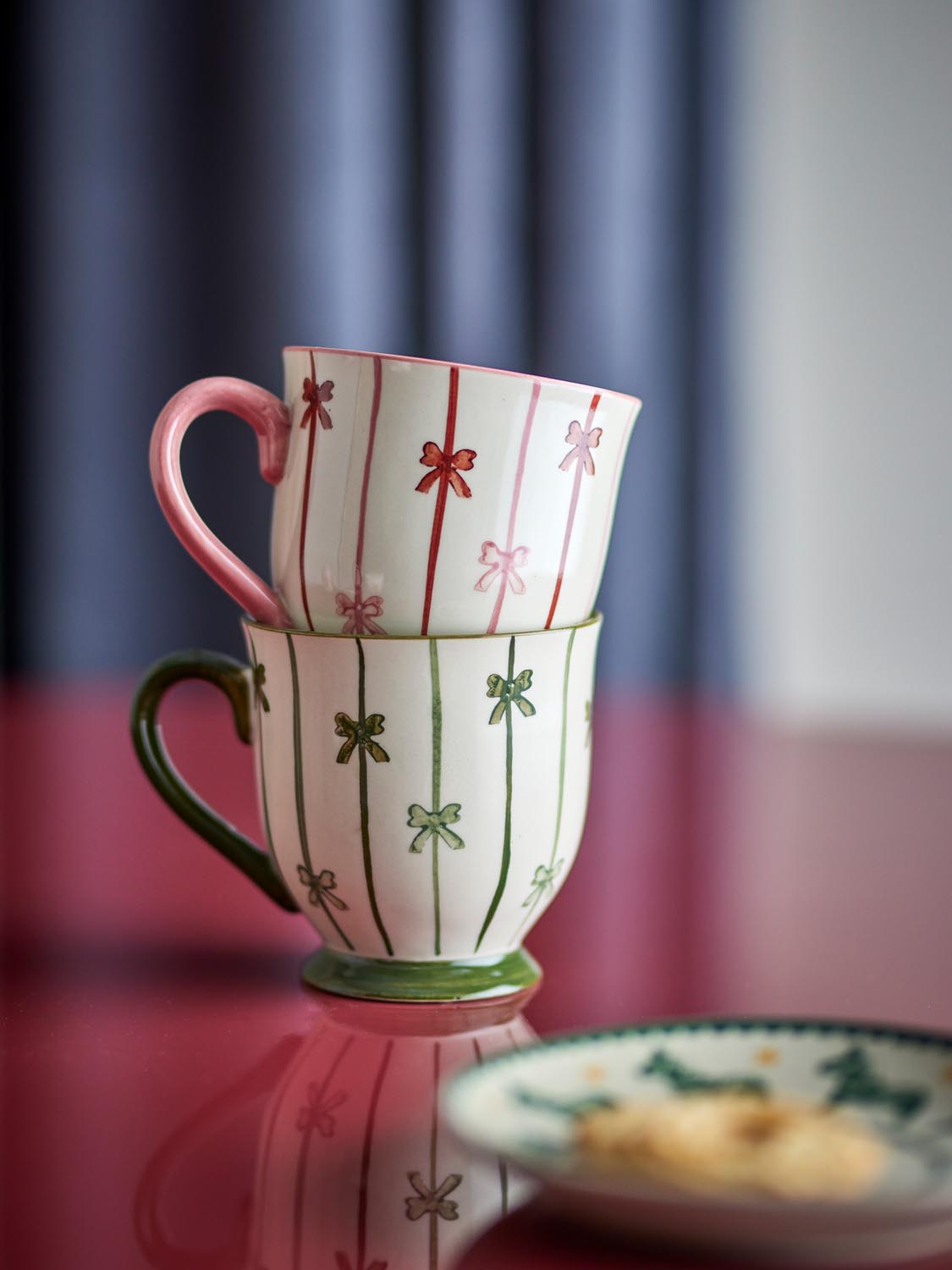 Hope Becher, Bunt, Steingut in Multi präsentiert im Onlineshop von KAQTU Design AG. Tasse ist von Bloomingville