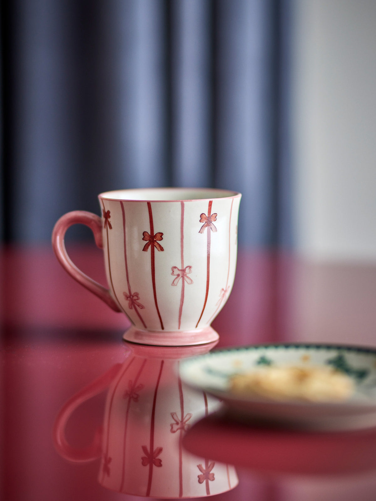 Hope Becher, Bunt, Steingut in Multi präsentiert im Onlineshop von KAQTU Design AG. Tasse ist von Bloomingville