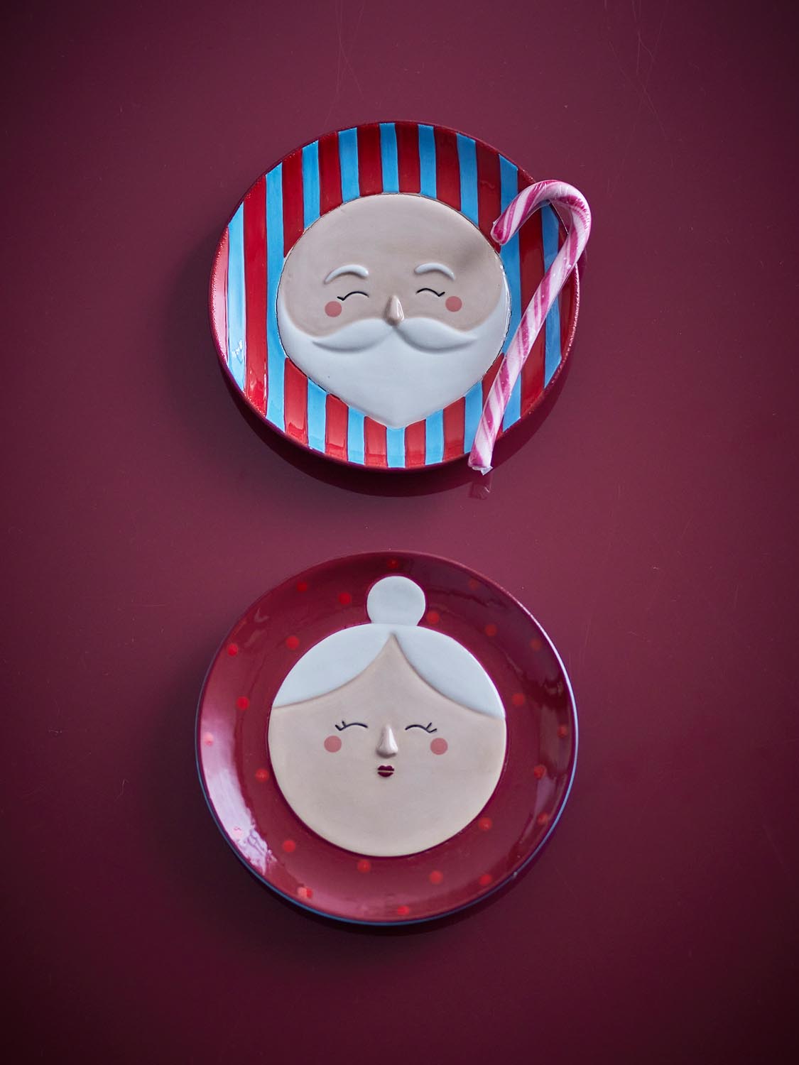 Granny Teller, Rot, Steingut in Red präsentiert im Onlineshop von KAQTU Design AG. Teller ist von Bloomingville
