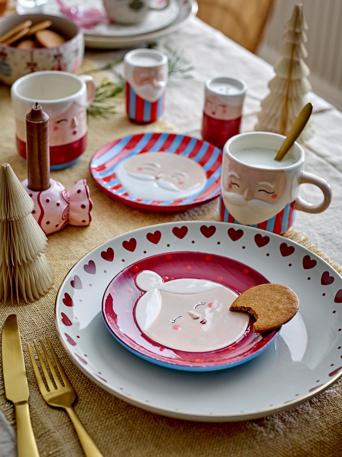 Granny Teller, Rot, Steingut in Red präsentiert im Onlineshop von KAQTU Design AG. Teller ist von Bloomingville