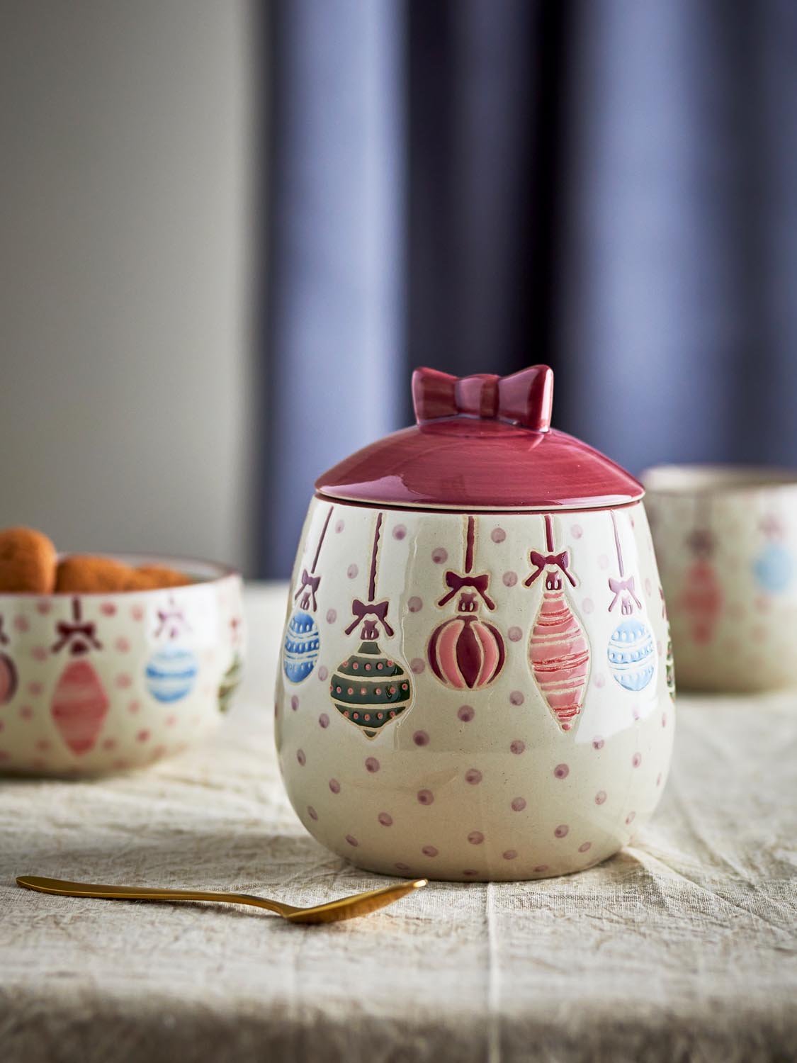 Ornamentia Gefäß mit Deckel, Rot, Steingut in Red präsentiert im Onlineshop von KAQTU Design AG. Kanne ist von Bloomingville