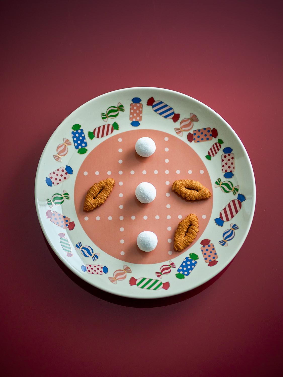 Caramella Teller, Bunt, Steingut in Multi präsentiert im Onlineshop von KAQTU Design AG. Teller ist von Bloomingville