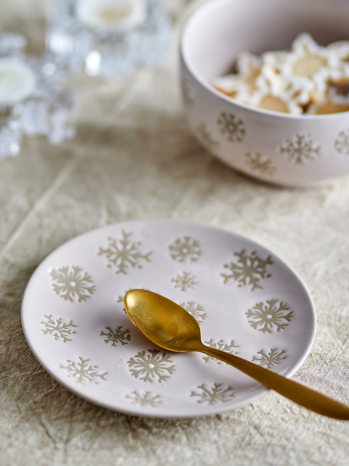 Snowie Teller, Natur, Steingut in Nature präsentiert im Onlineshop von KAQTU Design AG. Teller ist von Bloomingville
