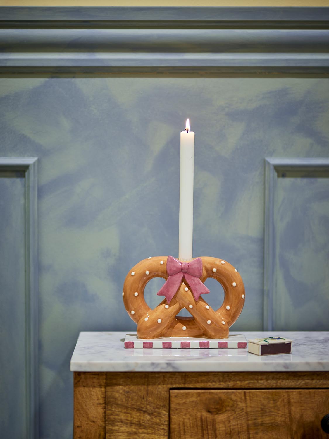 Pretzie Kerzenhalter, Braun, Keramik in Brown präsentiert im Onlineshop von KAQTU Design AG. Kerzenständer ist von Bloomingville