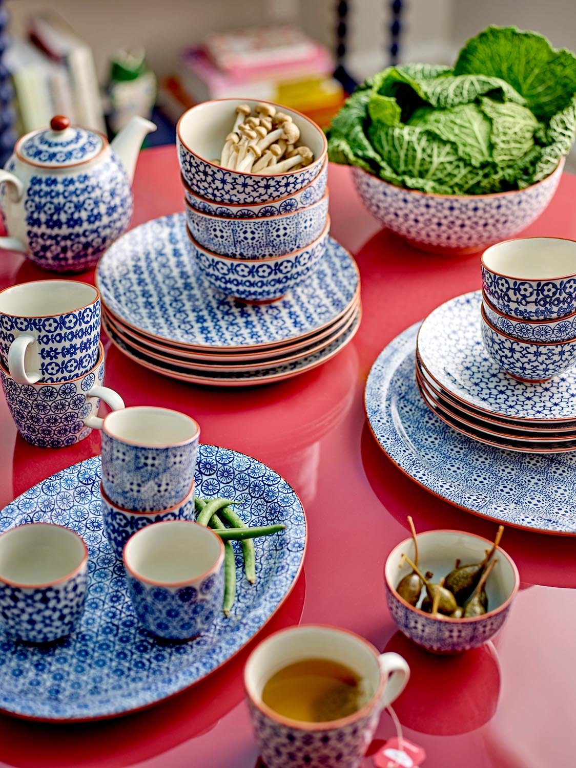 Karine Teekanne, Blau, Steingut in Blue präsentiert im Onlineshop von KAQTU Design AG. Käsezubehör ist von Bloomingville