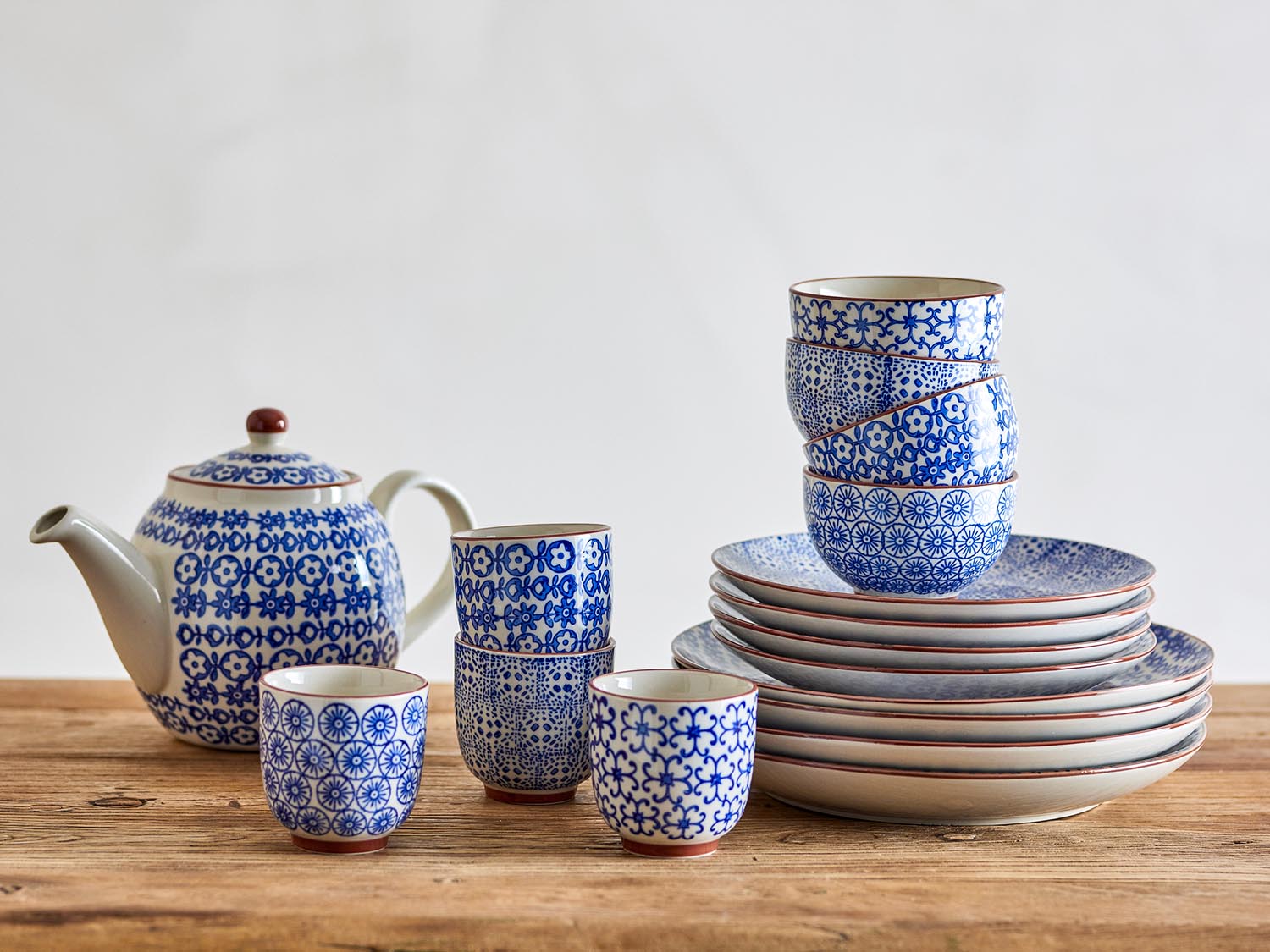 Karine Teekanne, Blau, Steingut in Blue präsentiert im Onlineshop von KAQTU Design AG. Käsezubehör ist von Bloomingville