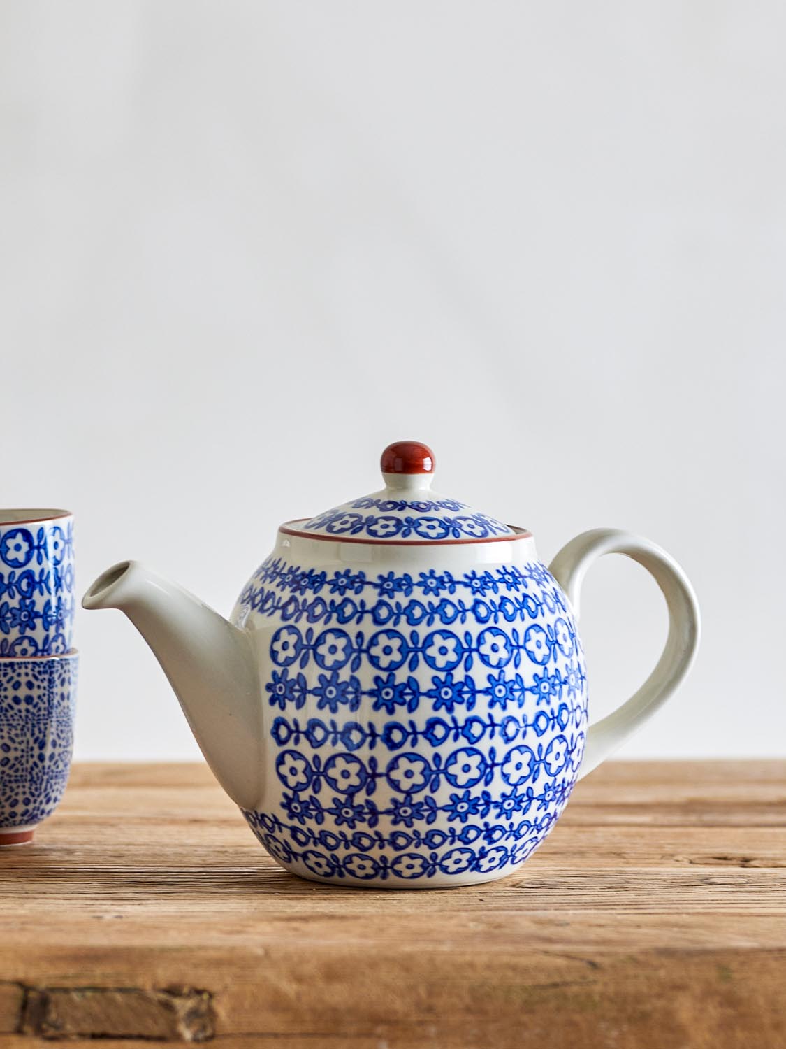 Karine Teekanne, Blau, Steingut in Blue präsentiert im Onlineshop von KAQTU Design AG. Käsezubehör ist von Bloomingville