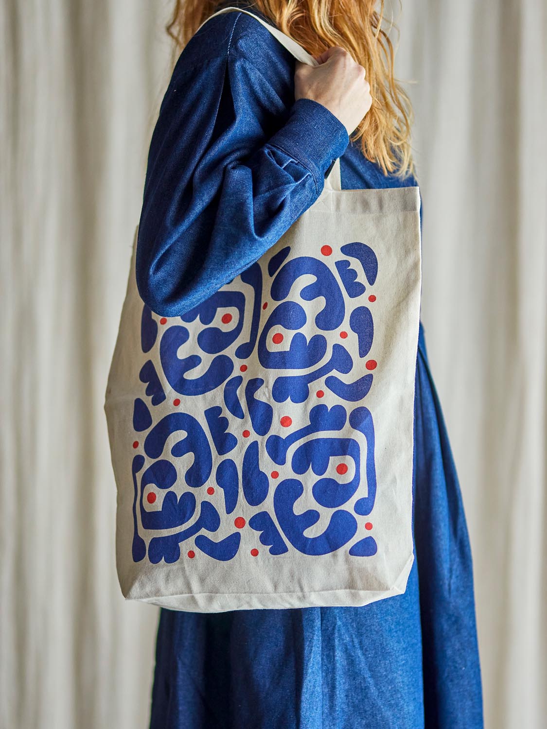 Eviaya Tragetasche, Blau, Baumwolle OEKO-TEX® in Blue präsentiert im Onlineshop von KAQTU Design AG. Tasche ist von Bloomingville