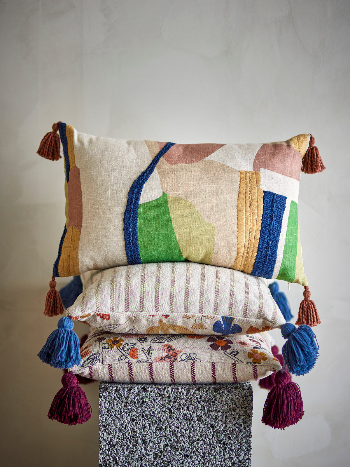 Artista Kissen, Bunt, Baumwolle in Multi präsentiert im Onlineshop von KAQTU Design AG. Deko Kissenbezug ist von Bloomingville
