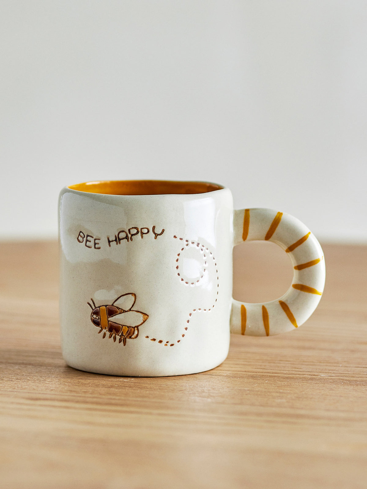 Weisse Cloudy Tasse aus Steingut mit Regenbogen als Griff und Schriftzug