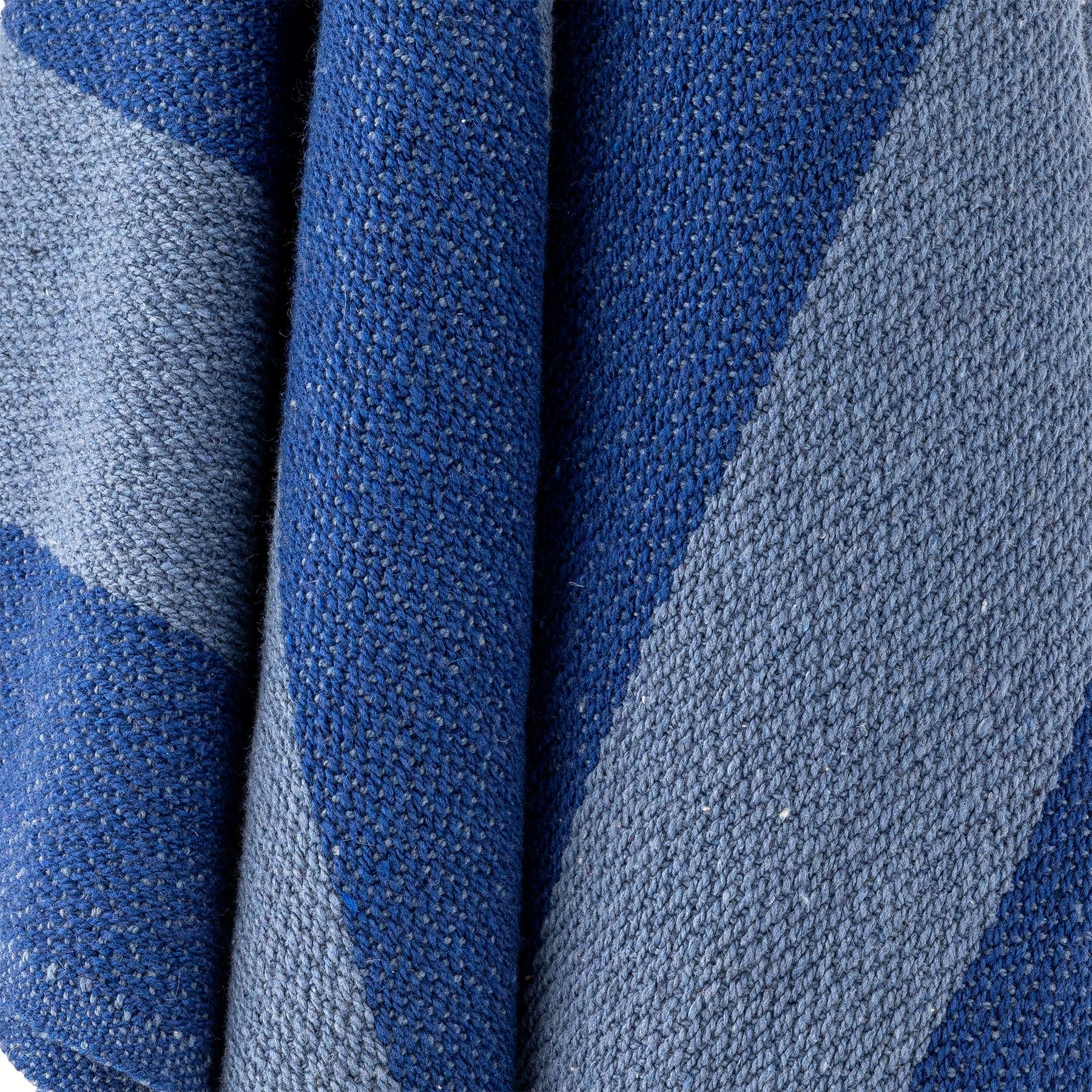 Frello Decke, Blau, Recycelte Baumwolle in Blue präsentiert im Onlineshop von KAQTU Design AG. Bettüberwurf ist von Bloomingville