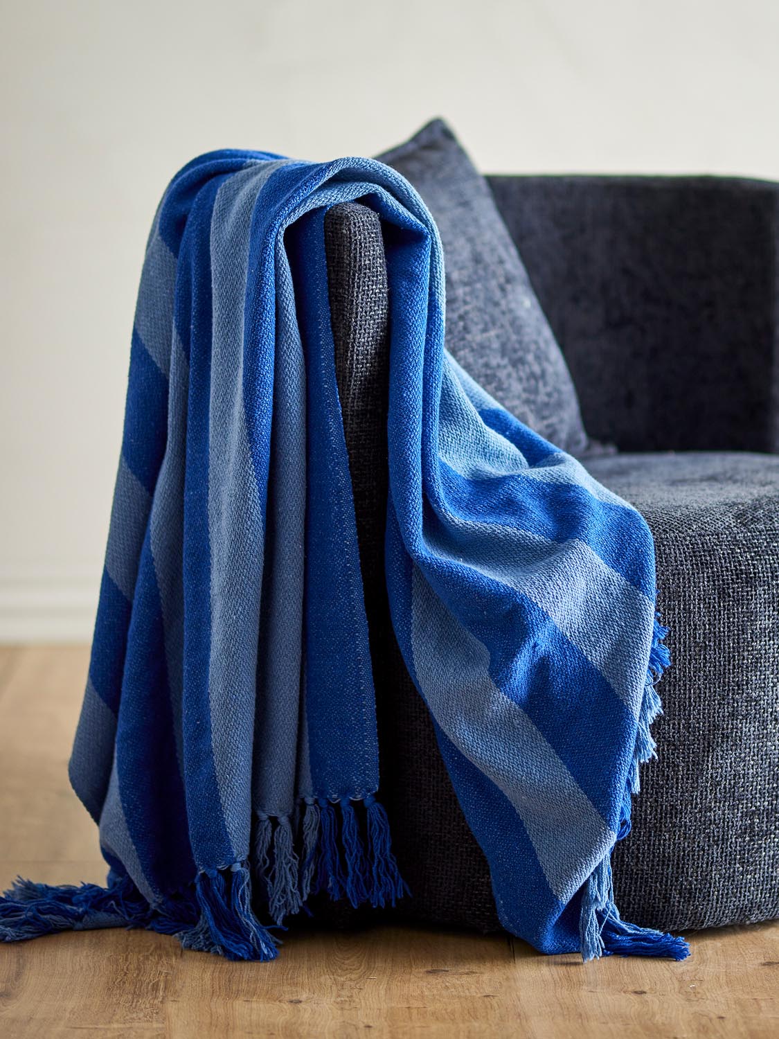 Frello Decke, Blau, Recycelte Baumwolle in Blue präsentiert im Onlineshop von KAQTU Design AG. Bettüberwurf ist von Bloomingville