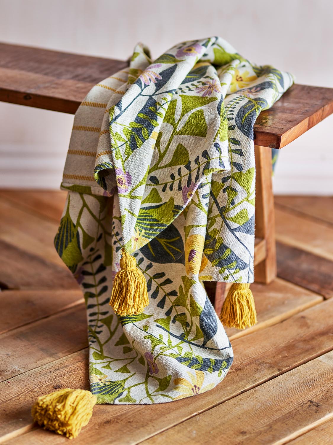 Camelie Decke, Bunt, Recycelte Baumwolle in Multi präsentiert im Onlineshop von KAQTU Design AG. Bettüberwurf ist von Creative Collection