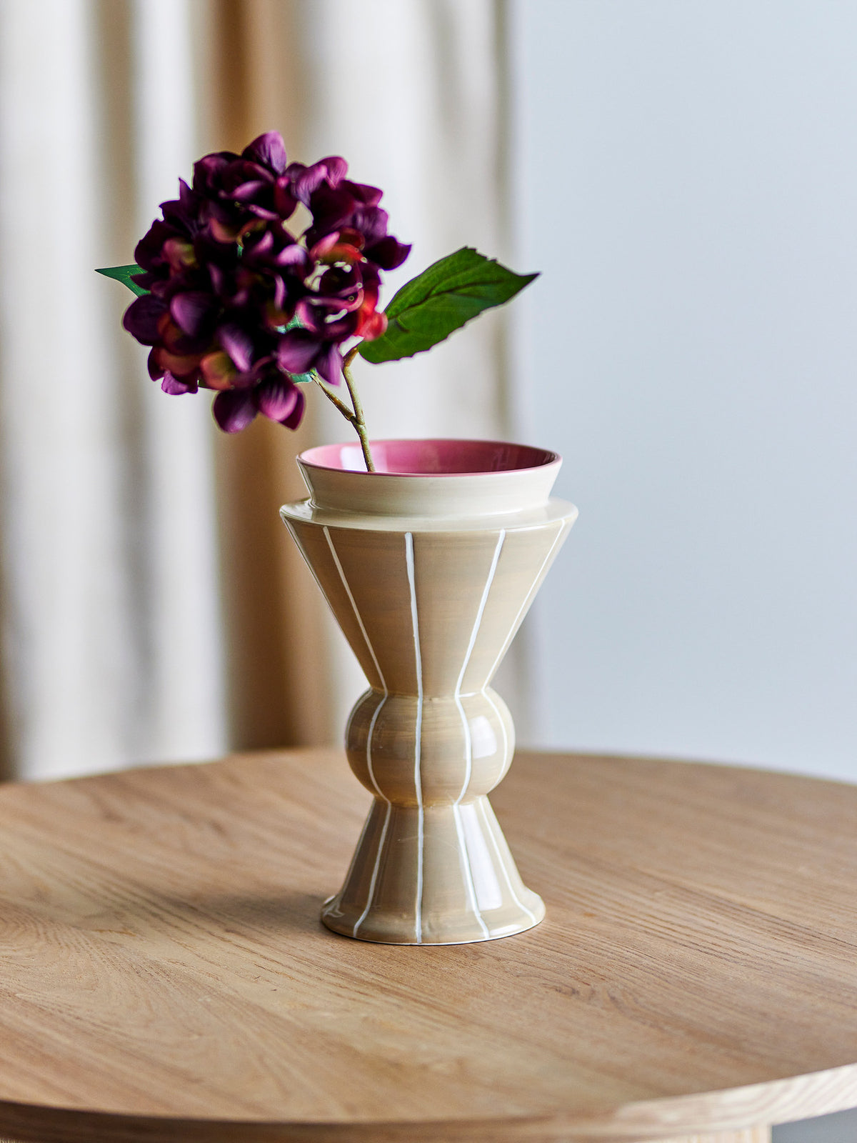 Trilla Vase von Bloomingville in Beige aus Keramik, handbemalt mit vertikalen Streifen, markante Sanduhrform, Höhe 26.5 cm.
