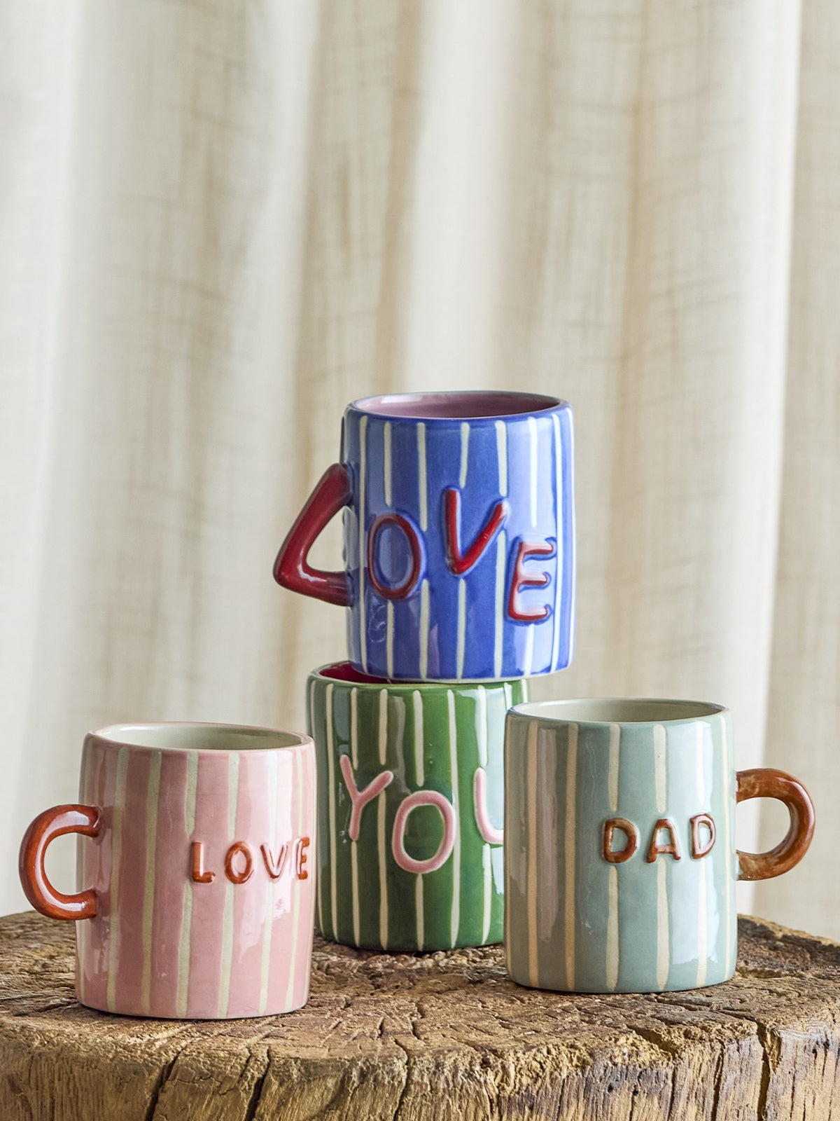 Blauer Cherish Becher aus Steinzeug mit weissen vertikalen Streifen, rotem Henkel und handbemalten Schriftzügen 'Love' und 'More' von Bloomingville.