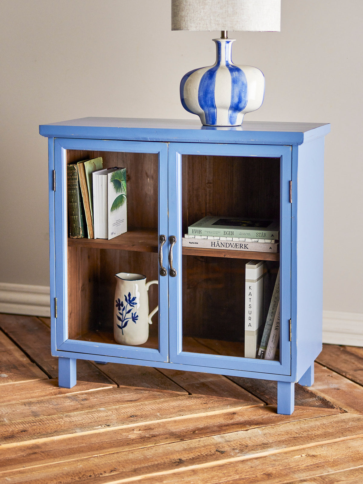 Hazem Kabinett, Blau, Tannenholz in Blau präsentiert im Onlineshop von KAQTU Design AG. Cabinet ist von Creative Collection
