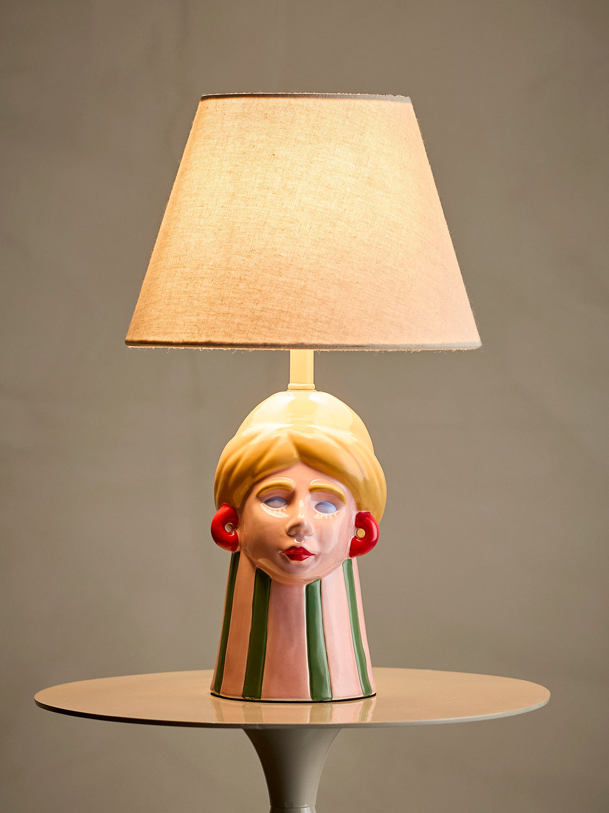 Miss Jody Tischlampe, Bunt, Steingut in Multi präsentiert im Onlineshop von KAQTU Design AG. Tischleuchte ist von Bloomingville