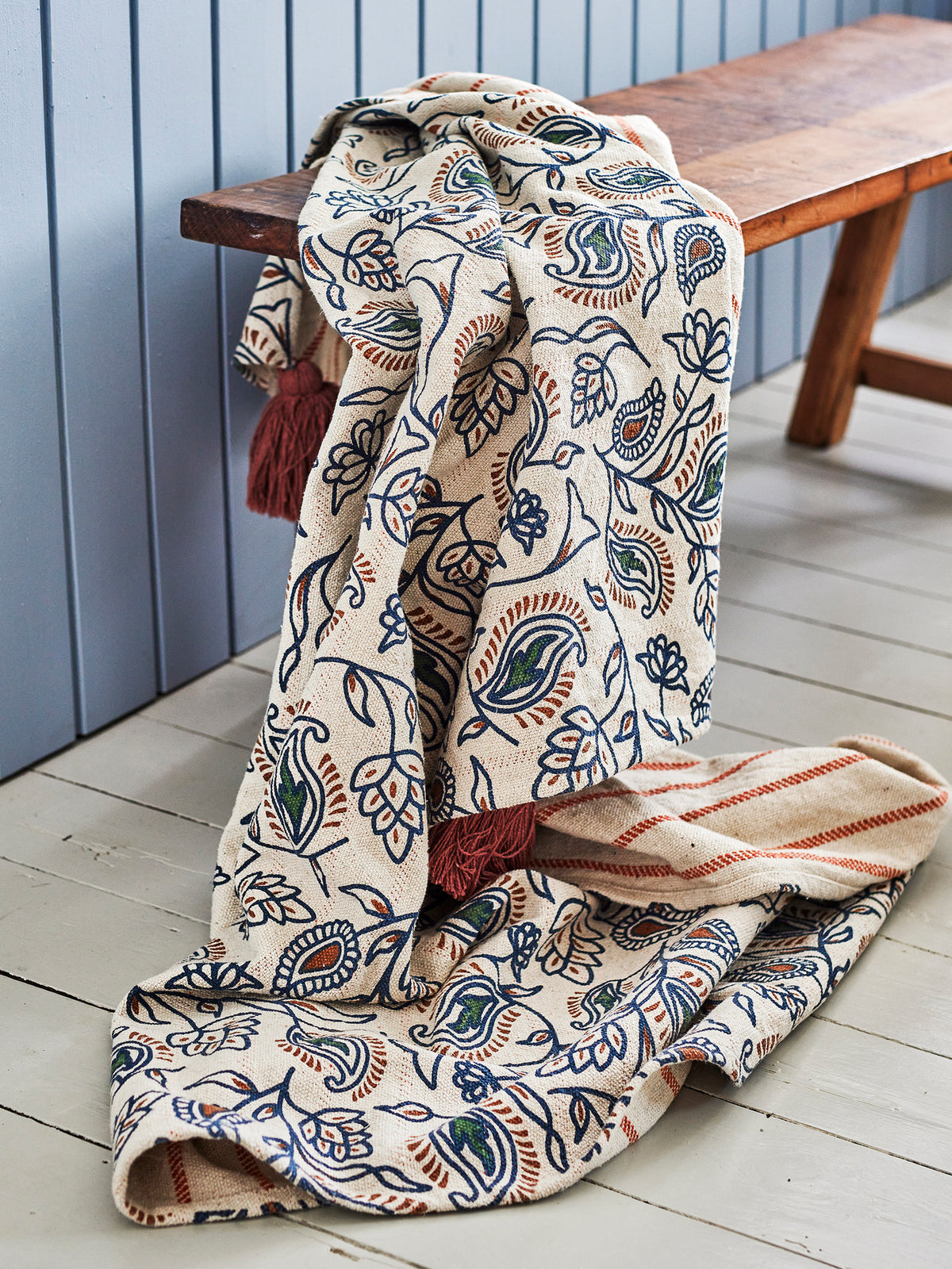 Wolldecke Paisley in Bunt aus Mischfasern mit floralem Muster, strukturierter Oberfläche und dunkelrosa Quasten an den Ecken, Creative Collection