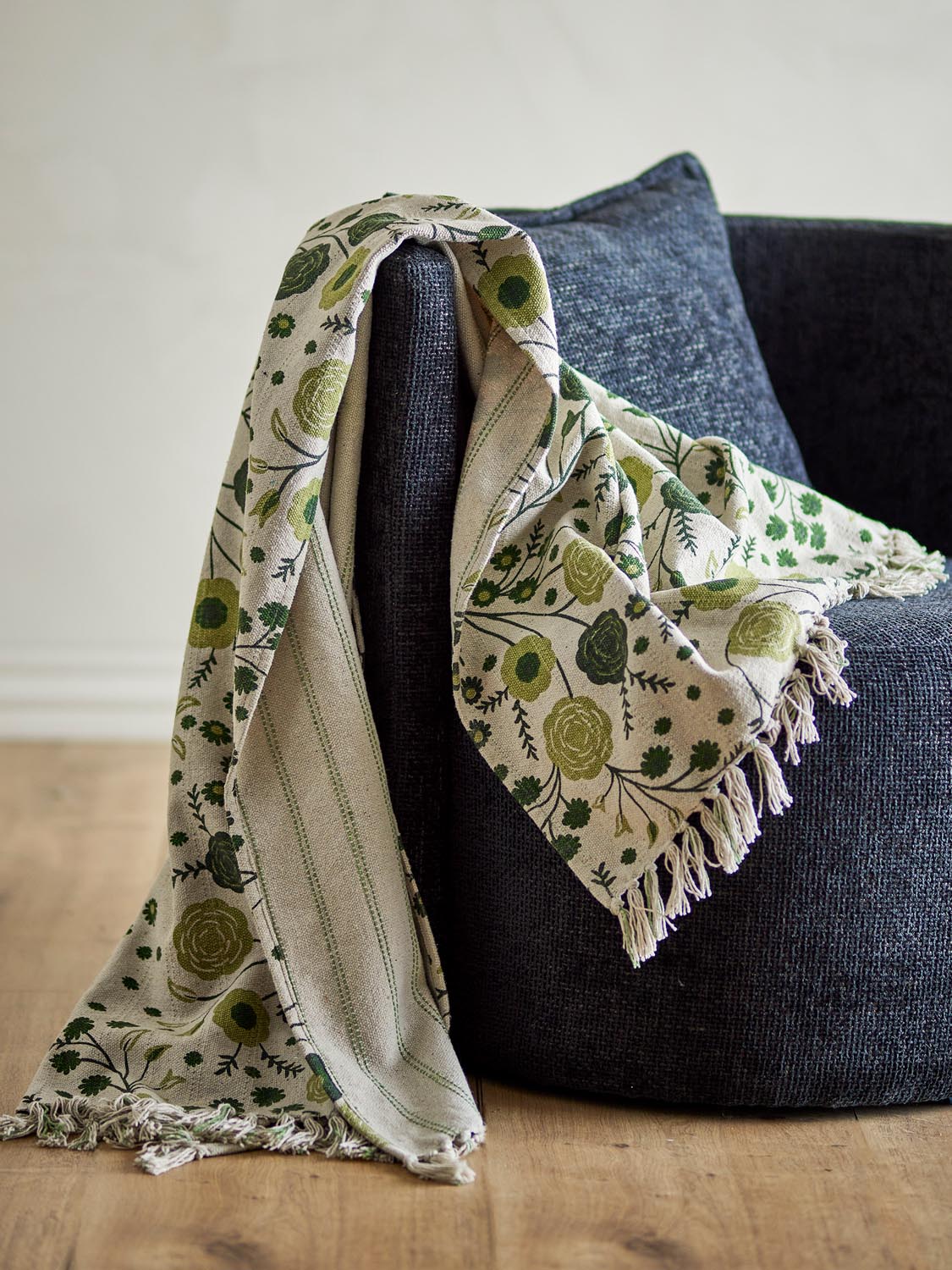 Eydis Decke, Bunt, Recycelte Baumwolle in Multi präsentiert im Onlineshop von KAQTU Design AG. Bettüberwurf ist von Bloomingville