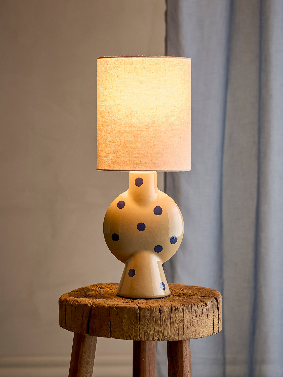 Sergio Tischlampe, Bunt, Steingut in Multi präsentiert im Onlineshop von KAQTU Design AG. Tischleuchte ist von Bloomingville