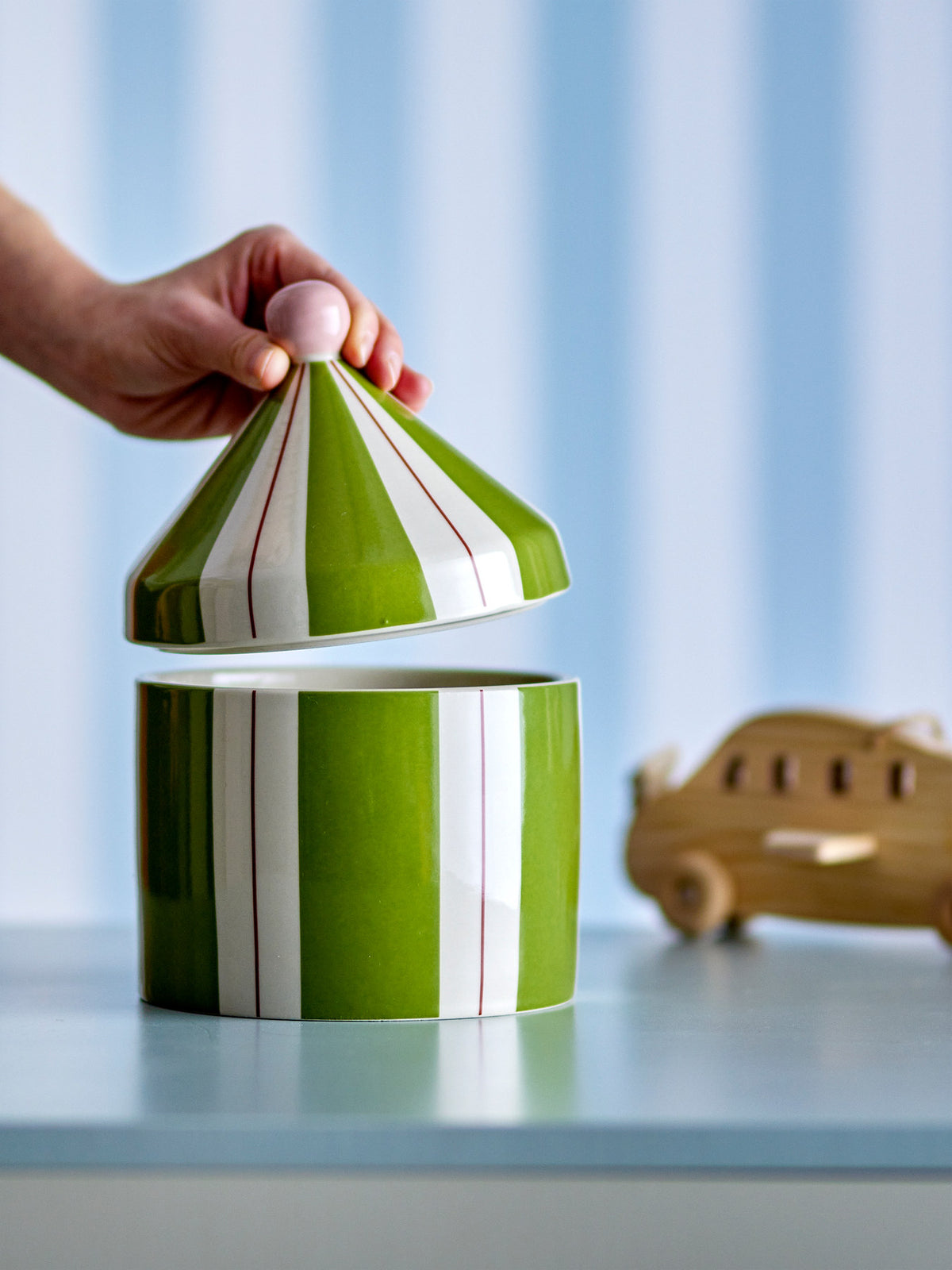 Cimmi Gefäss mit Deckel, Grün, Steingut in Green präsentiert im Onlineshop von KAQTU Design AG. Kanne ist von Bloomingville Mini