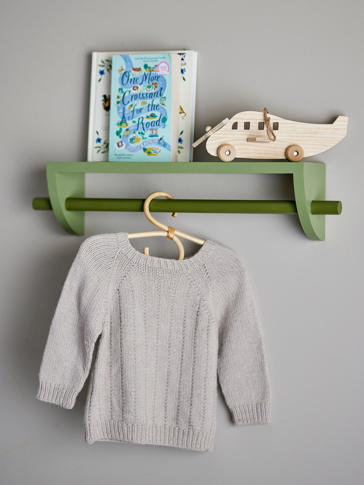 Mingus Regal, Grün, Paulownia in Green präsentiert im Onlineshop von KAQTU Design AG. Wandregal ist von Bloomingville Mini