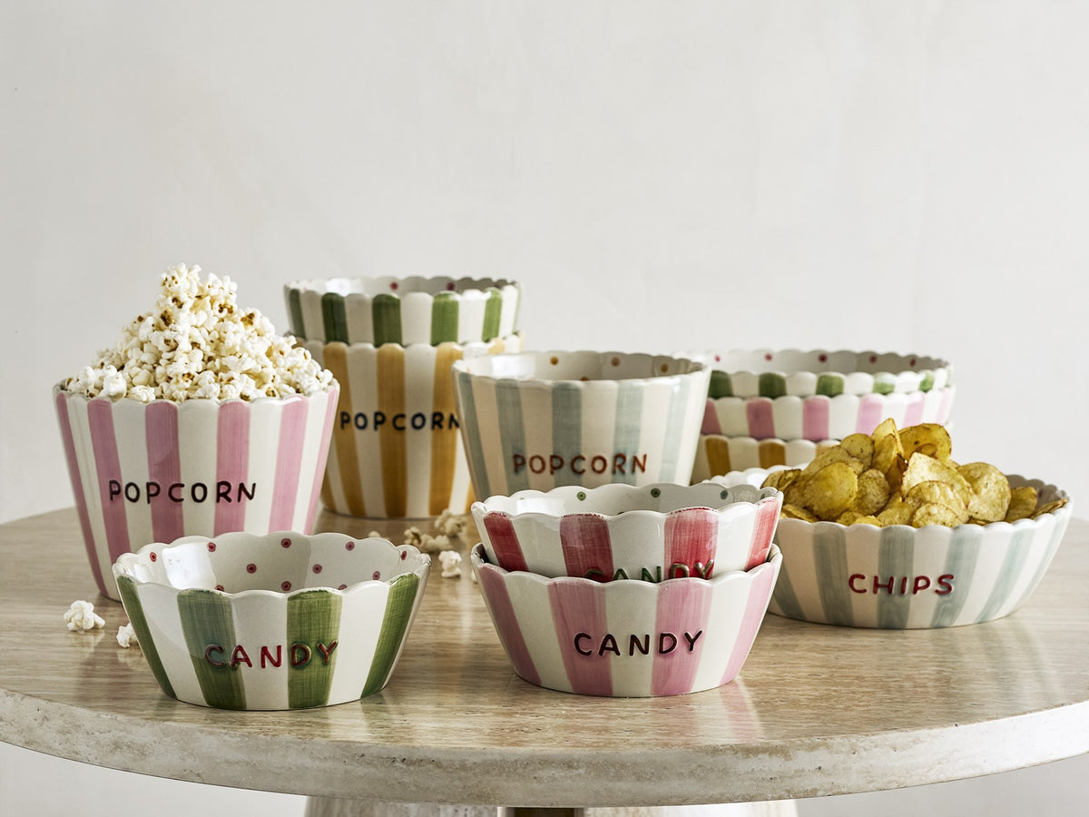 Grüne Servierschale aus Steinzeug mit handgemalten vertikalen Streifen, gewelltem Rand und der Aufschrift „CANDY“, Bloomingville Chip Serie.