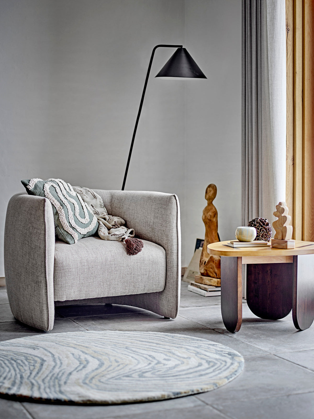 Bacio Loungesessel von Bloomingville in Beige, Bezug aus recyceltem Polyester, Gestell aus Kiefernholz und Metall, Beine in Natur, Boho-Chic-Design.