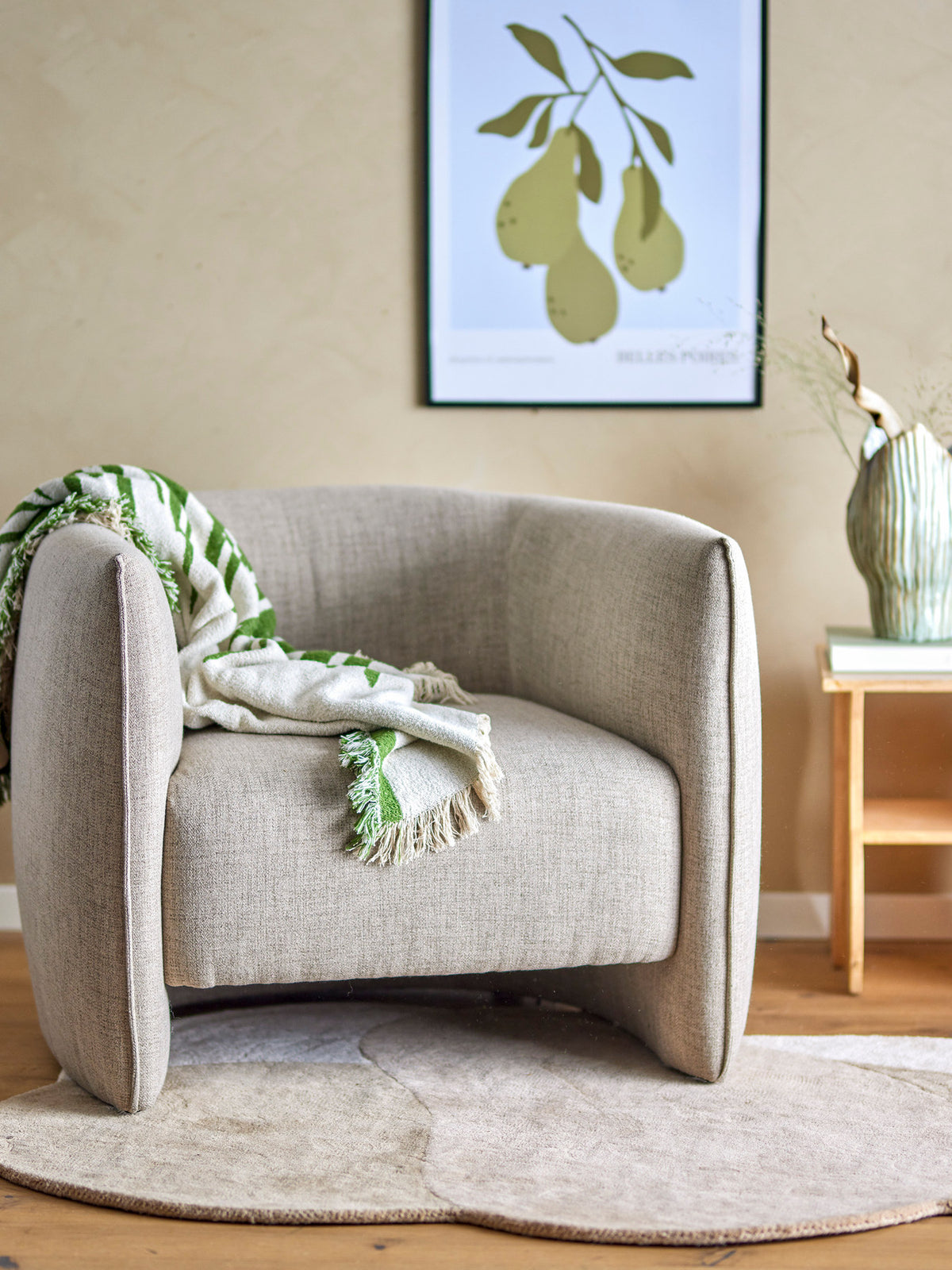 Bacio Loungesessel von Bloomingville in Beige, Bezug aus recyceltem Polyester, Gestell aus Kiefernholz und Metall, Beine in Natur, Boho-Chic-Design.