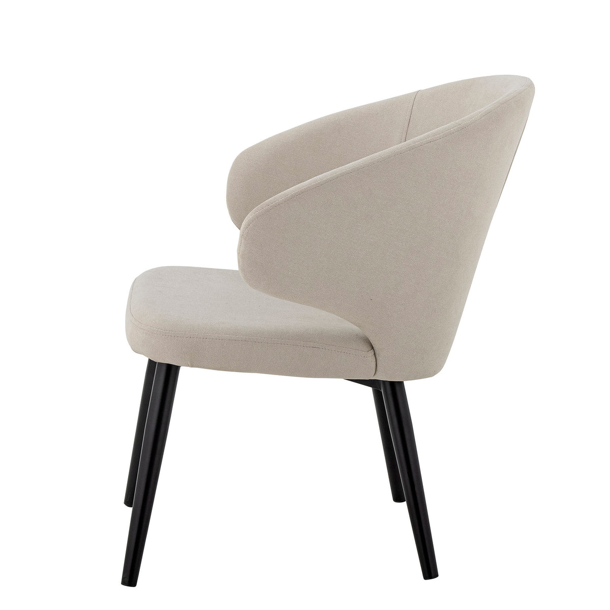 Loon Loungesessel in Beige von Creative Collection mit gepolstertem Polyesterbezug, geschwungener Rückenlehne und schwarzen Metallbeinen im Boho Chic Stil.