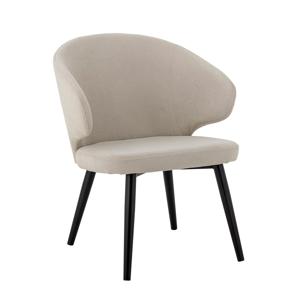 Loon Loungesessel in Beige von Creative Collection mit gepolstertem Polyesterbezug, geschwungener Rückenlehne und schwarzen Metallbeinen im Boho Chic Stil.