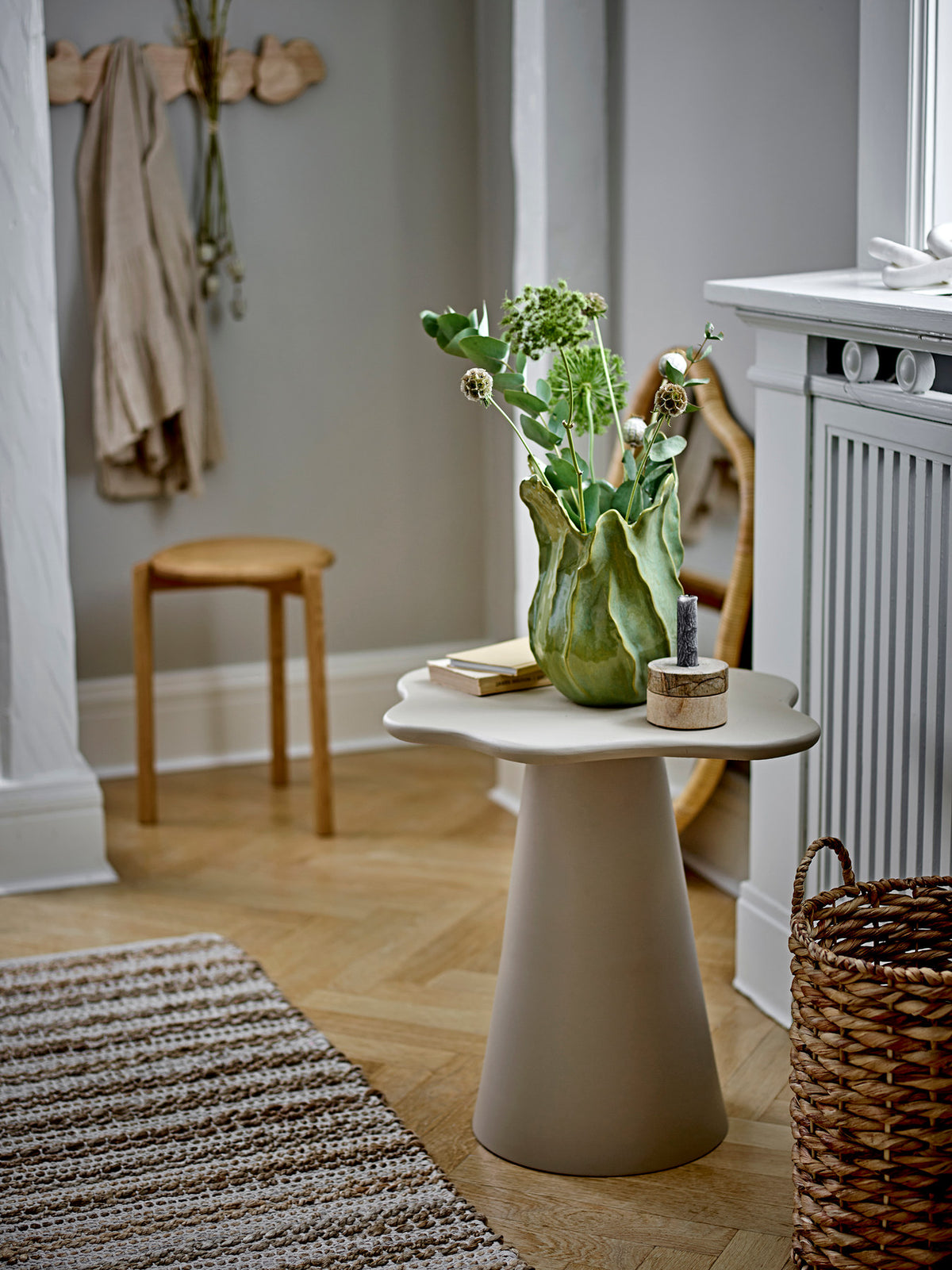 Beistelltisch Soller in Beige von Bloomingville, Gestell aus Aluminium mit organischer Form, Tischplatte aus MDF, Beine in Natur.