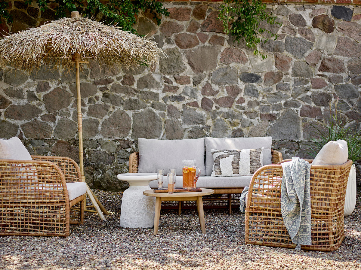 Penzano Loungesessel, Natur, Polyrattan in Natur präsentiert im Onlineshop von KAQTU Design AG. Outdoor-Sessel mit Armlehnen ist von Bloomingville