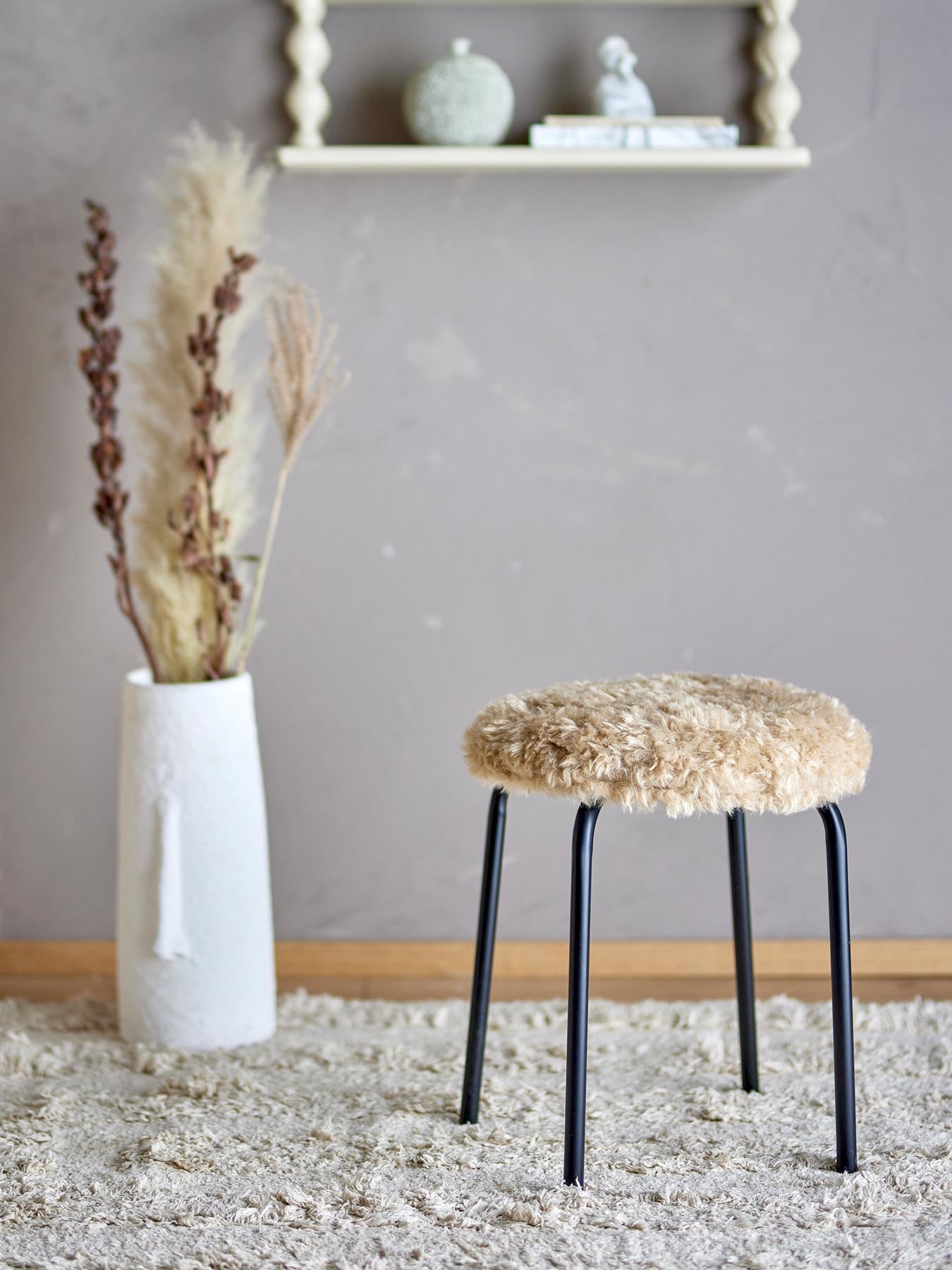 Der Linard Hocker von Bloomingville in warmem Braun bietet Komfort und modernes Design. Ideal für jeden Raum, langlebig und pflegeleicht.
