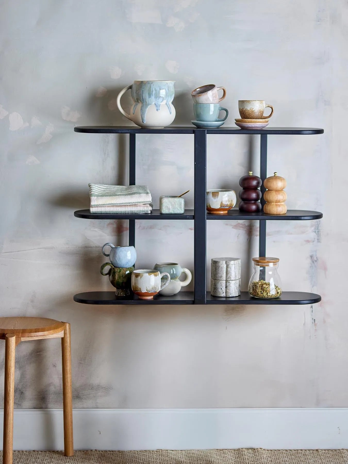 Vicente Regal, Schwarz, MDF in Schwarz präsentiert im Onlineshop von KAQTU Design AG. Wandregal ist von Bloomingville