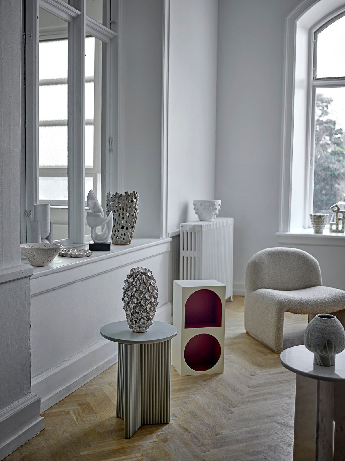 Edith Beistelltisch, Weiss, Tannenholz in Weiss präsentiert im Onlineshop von KAQTU Design AG. Tablett ist von Bloomingville