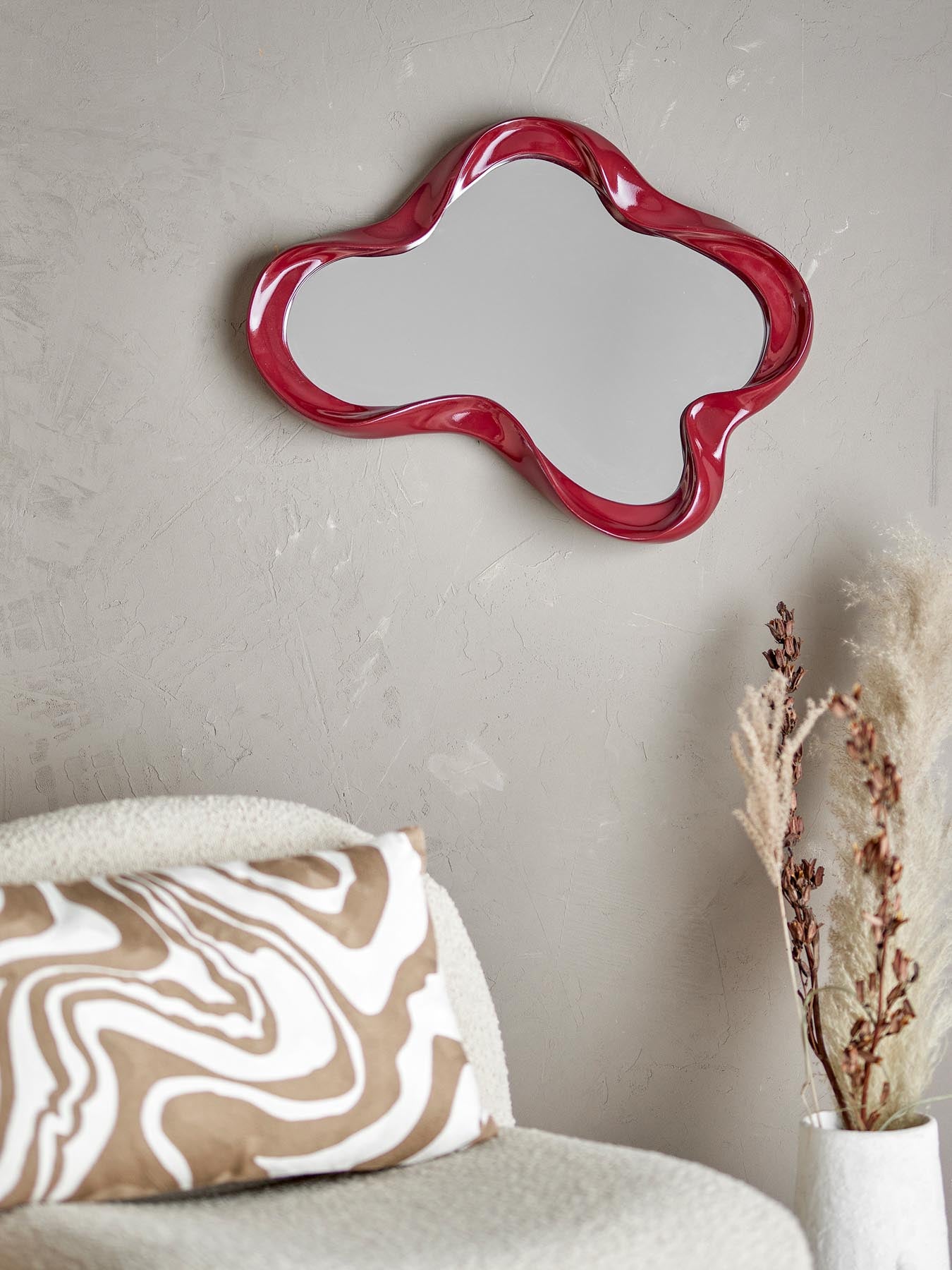 Violeta Wand-Spiegel, Rot, Polyresin in Rot präsentiert im Onlineshop von KAQTU Design AG. Tischspiegel ist von Bloomingville