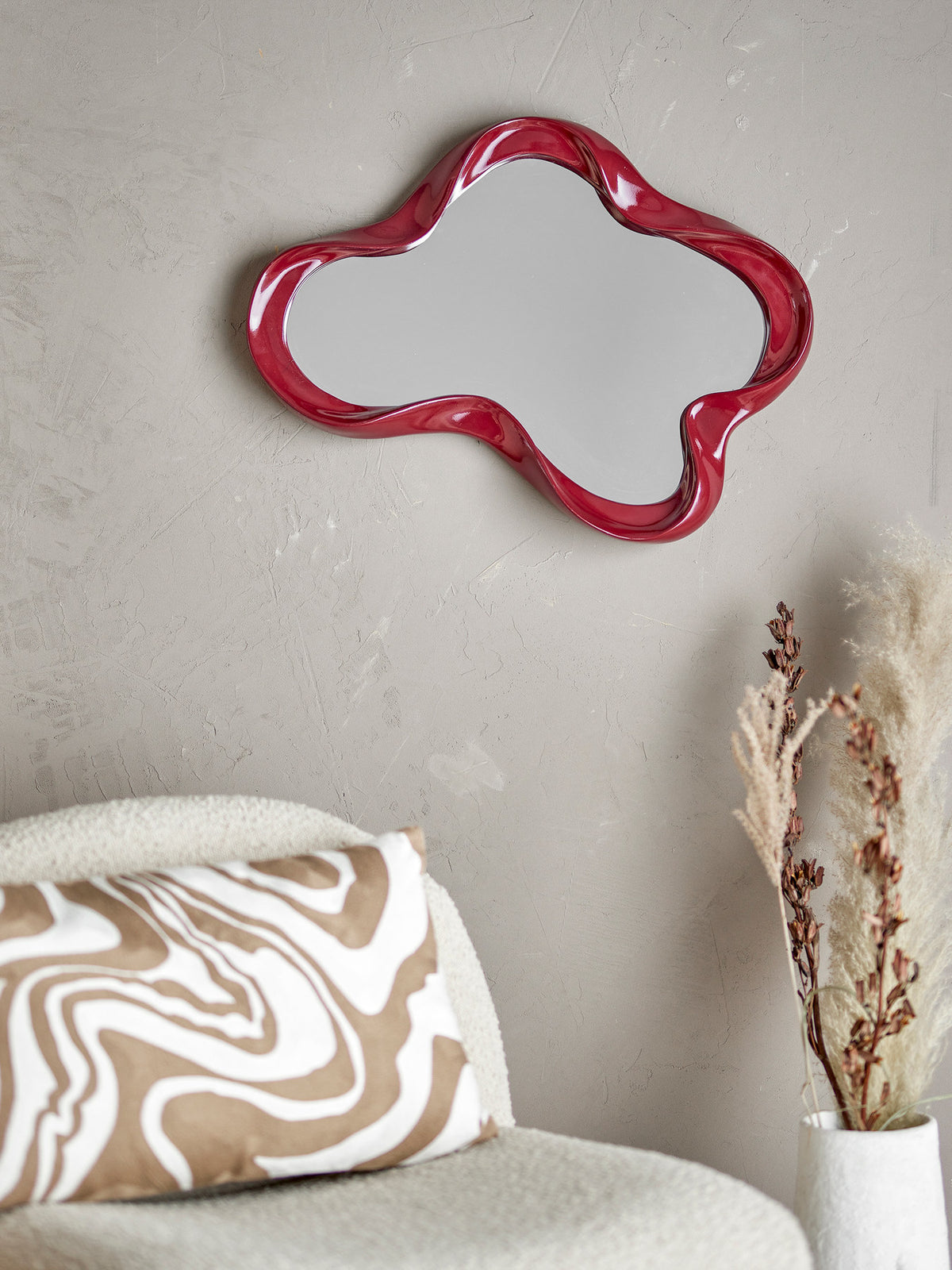 Violeta Wand-Spiegel, Rot, Polyresin in Rot präsentiert im Onlineshop von KAQTU Design AG. Wandspiegel ist von Bloomingville