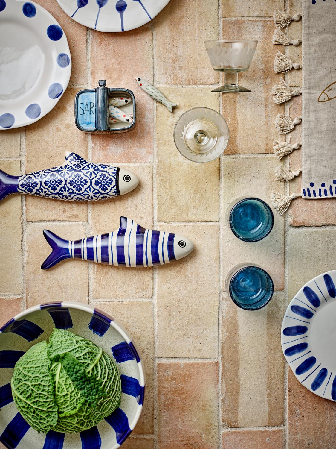 Dunne Wanddekoration, Blau, Steingut in Blue präsentiert im Onlineshop von KAQTU Design AG. Bild ist von Creative Collection