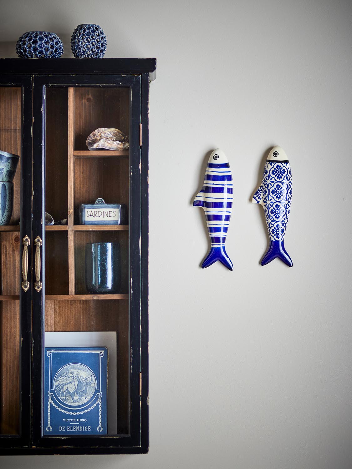 Dunne Wanddekoration, Blau, Steingut in Blue präsentiert im Onlineshop von KAQTU Design AG. Bild ist von Creative Collection
