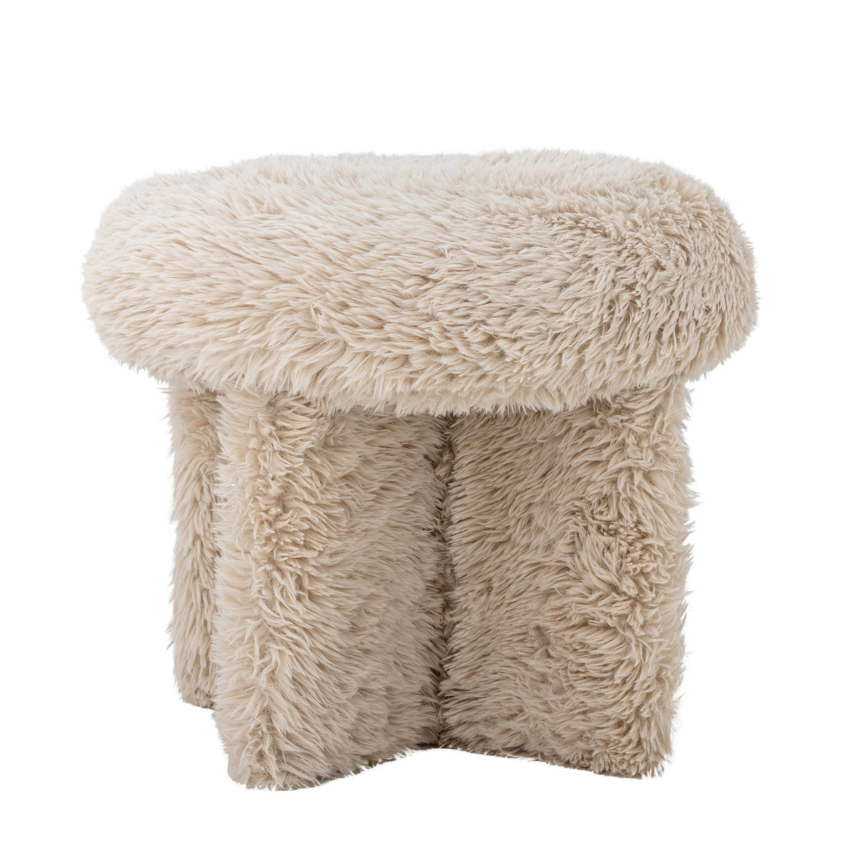 Runder Pouf in Beige mit hochflorigem Fleece-Bezug und abgerundeter Oberseite, Beine in Natur mit Fusskappen, Modell Frikka von Bloomingville