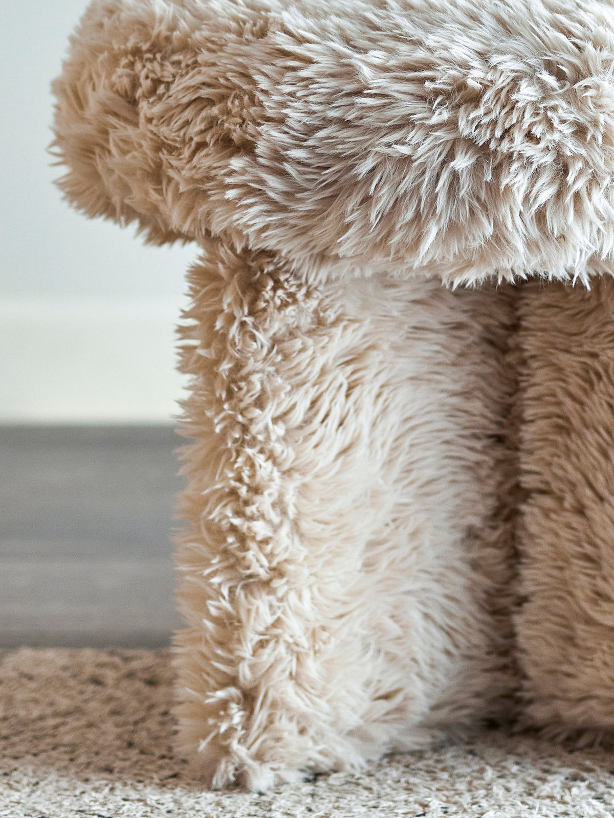 Runder Pouf in Beige mit hochflorigem Fleece-Bezug und abgerundeter Oberseite, Beine in Natur mit Fusskappen, Modell Frikka von Bloomingville