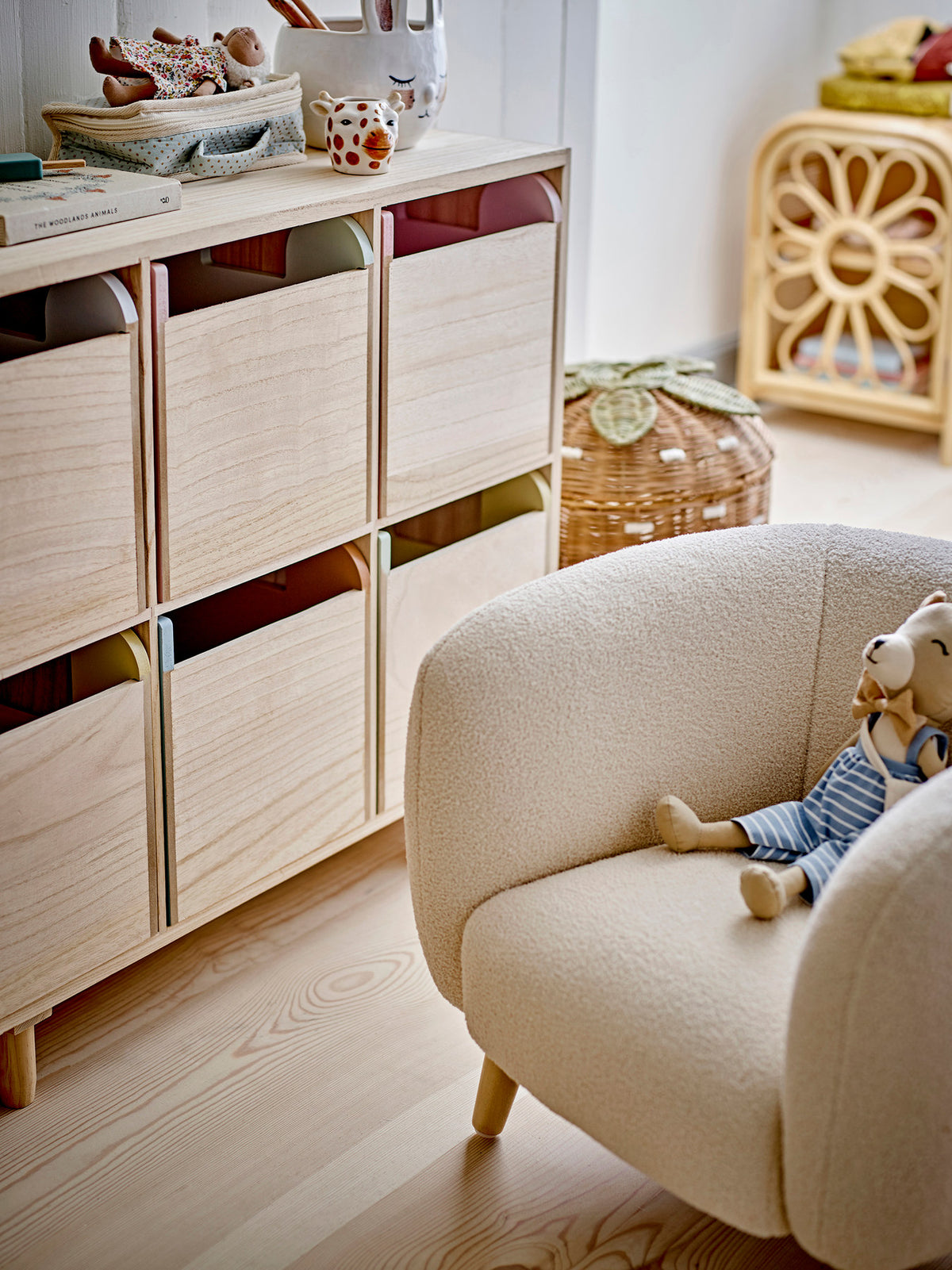Cade Stuhl, Weiss, FSC®100% Plywood in White präsentiert im Onlineshop von KAQTU Design AG. Stuhl ist von Bloomingville Mini