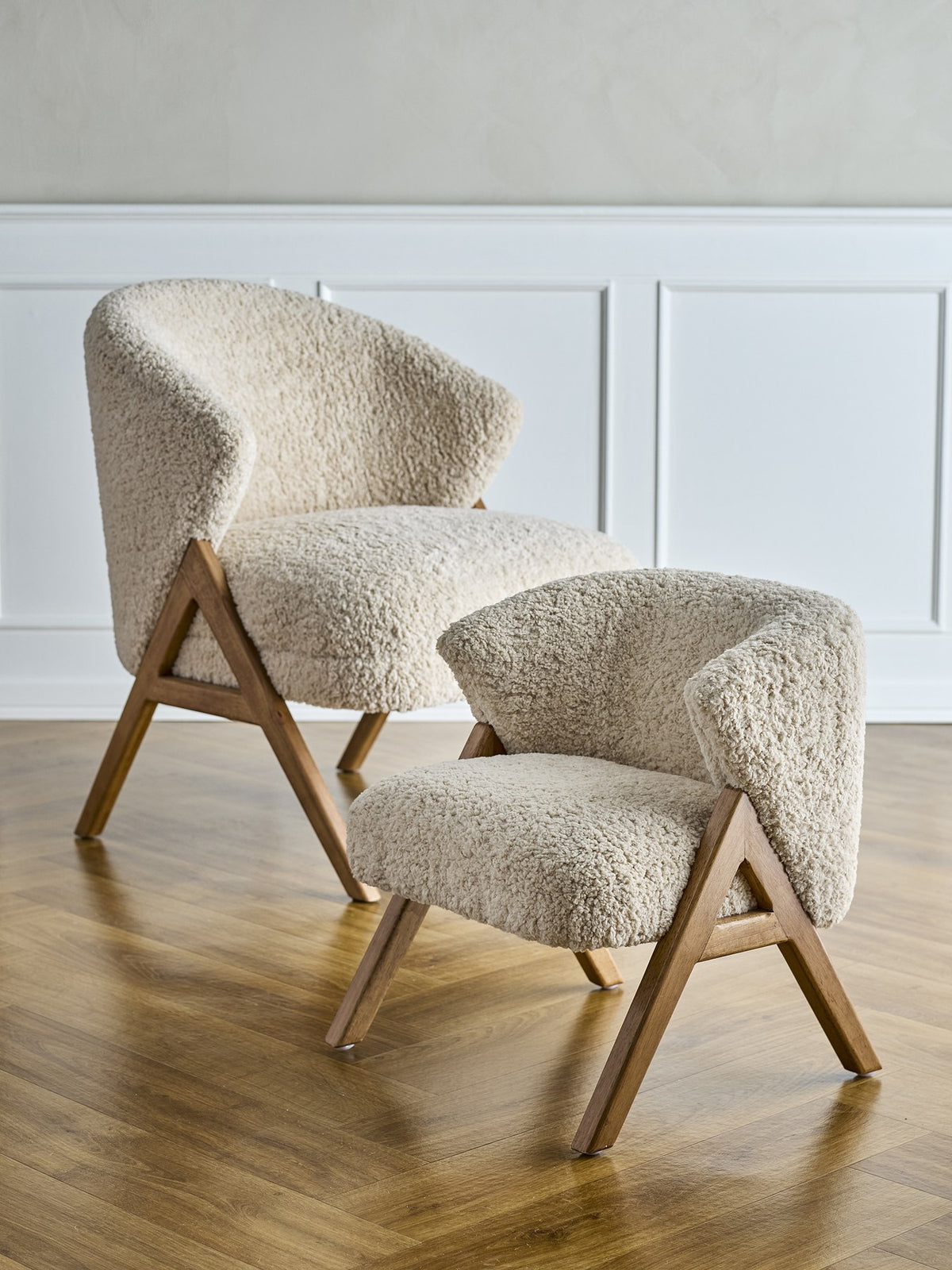 Camino Loungesessel von Bloomingville Mini in Natur, runde Form mit Teddy-Fleece-Bezug, Holzbeinen und Fusskappen.